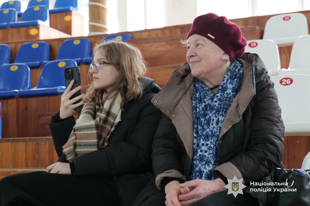 Жінки сидять на трибуні спортивного залу