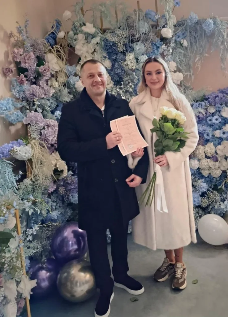 Пара святкує весілля серед квітів