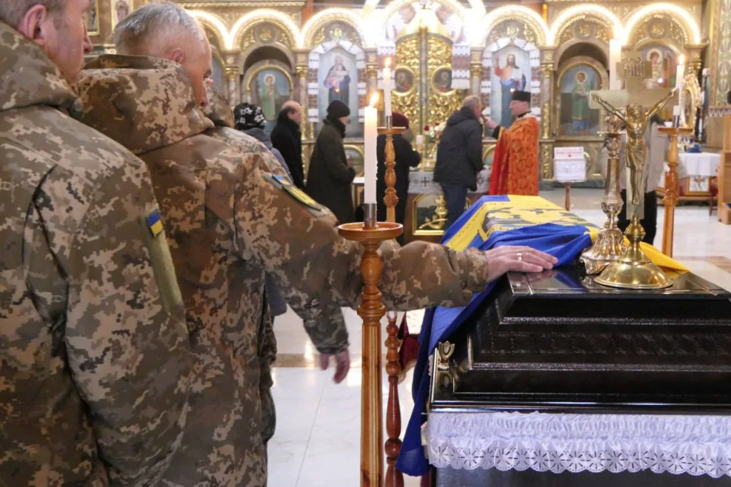 Військові прощаються з полеглим побратимом у церкві