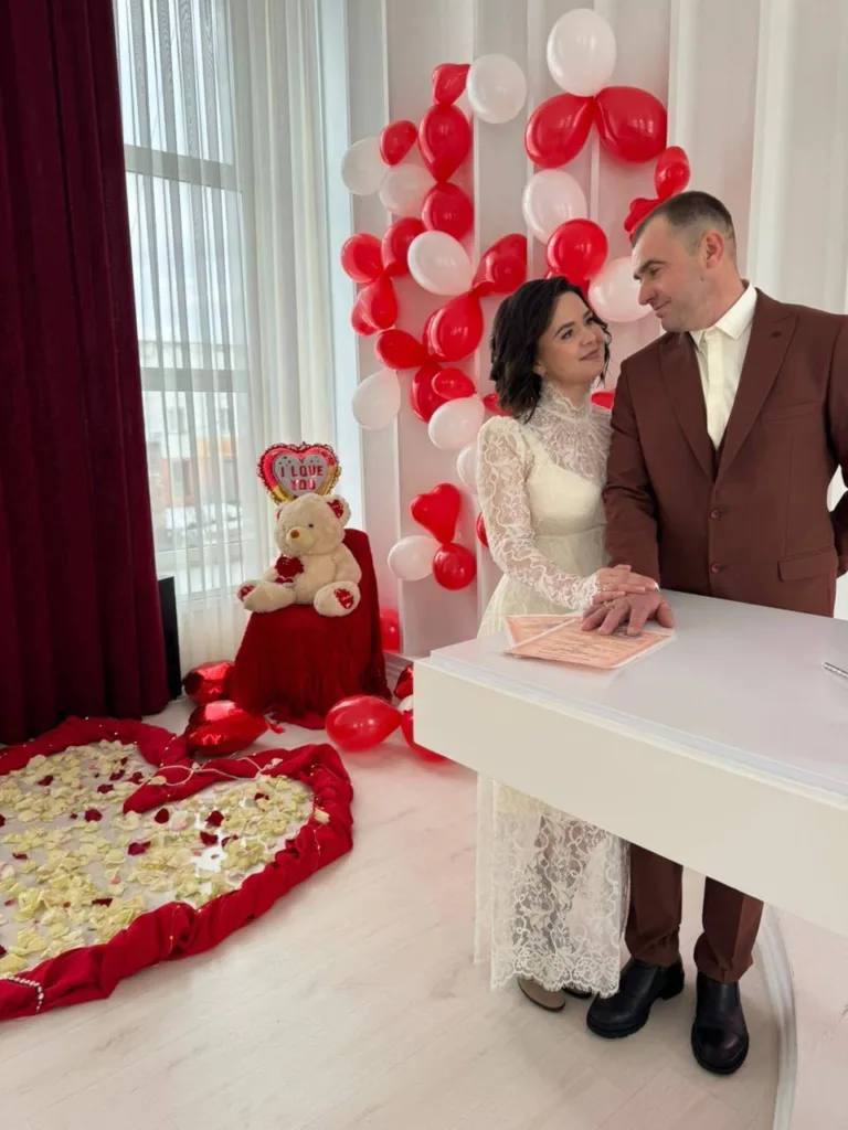 Пара святкує весілля серед червоно-білих кульок