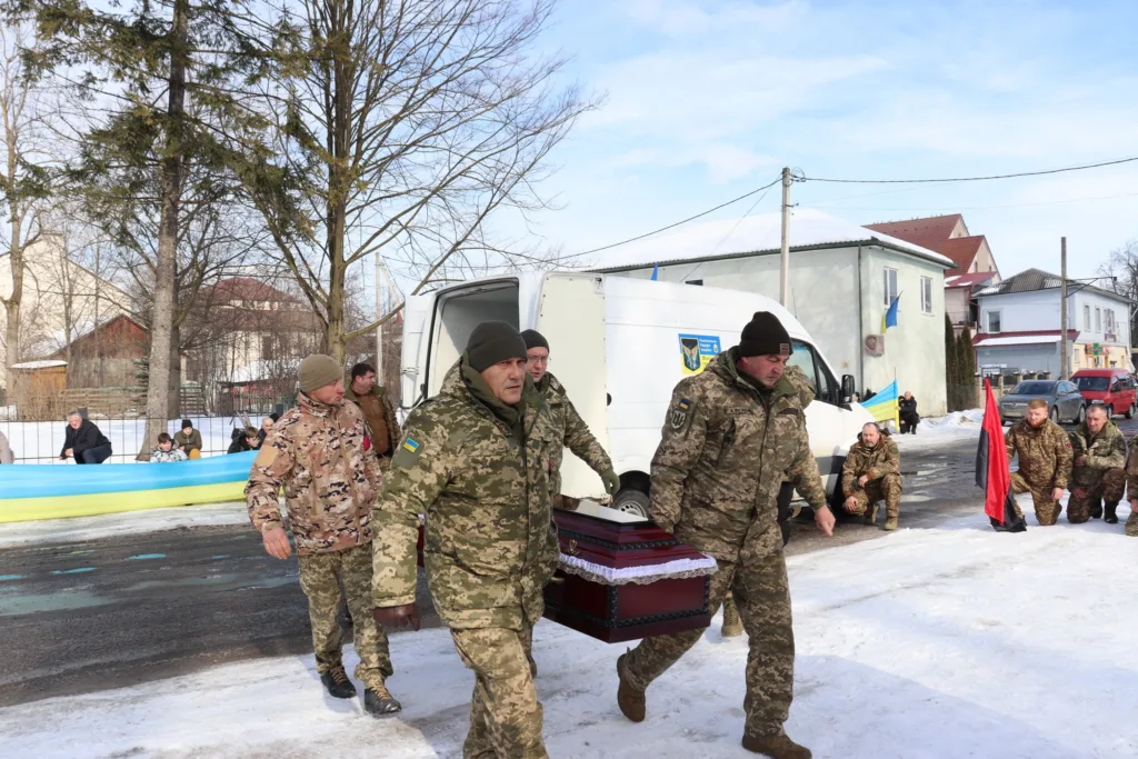 Військові несуть труну під час похоронної церемонії