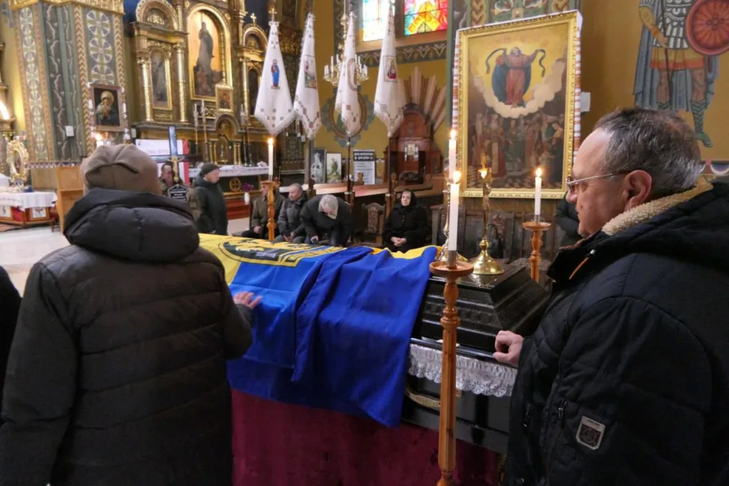 Прощання з воїном у церкві під українським прапором