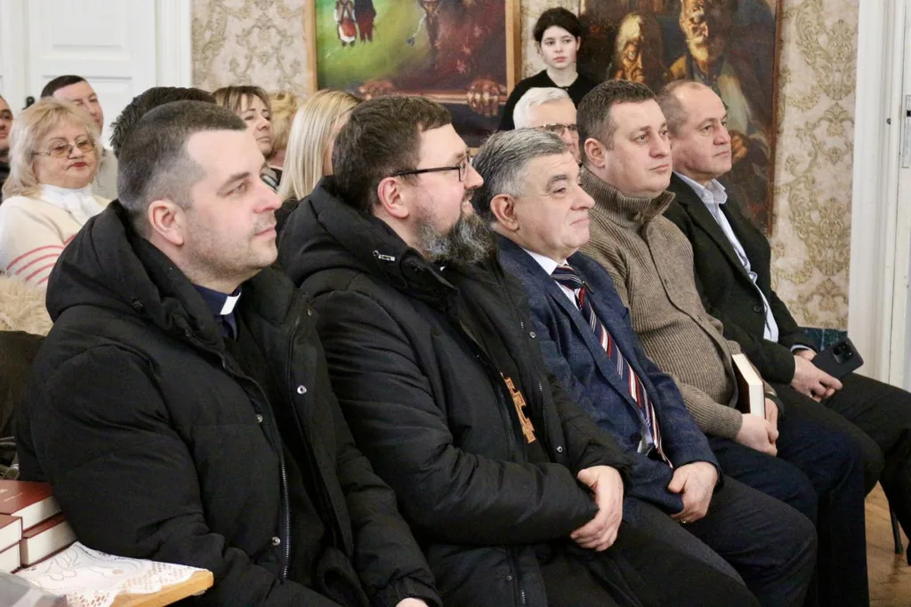 Люди сидять на заході у приміщенні