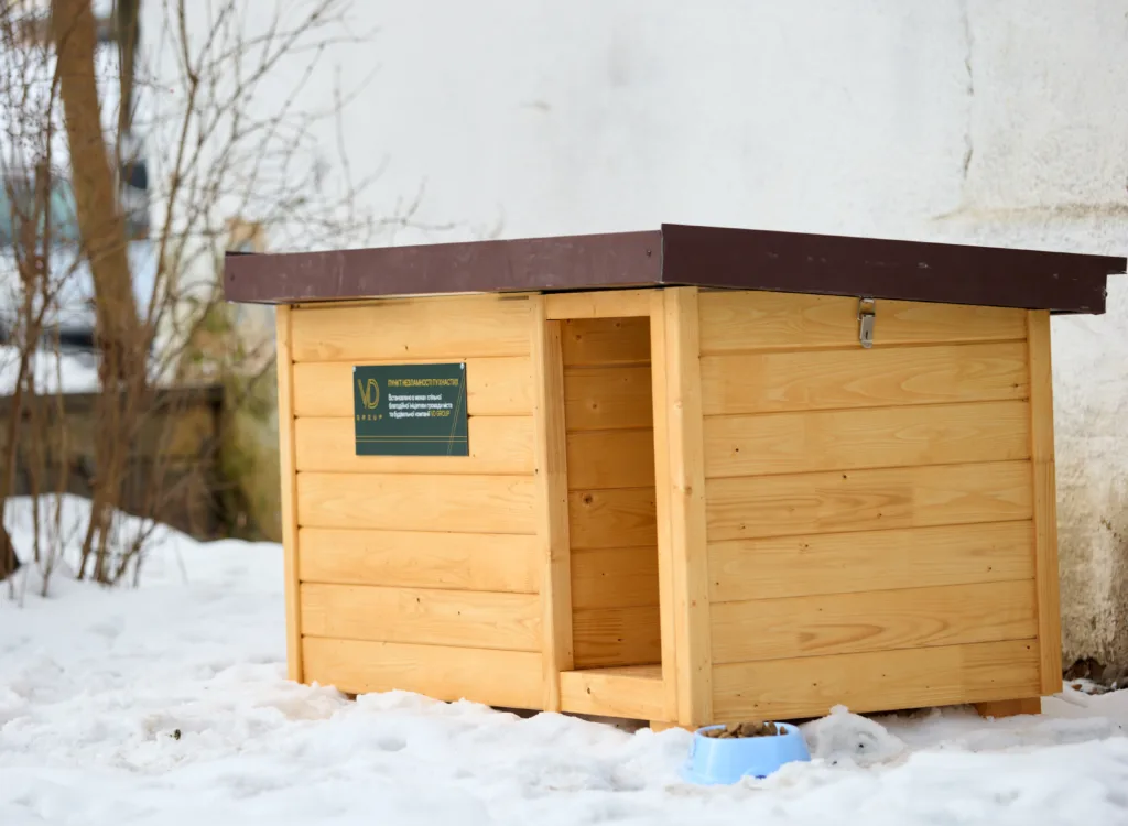 Дерев'яна будка для тварин на снігу
