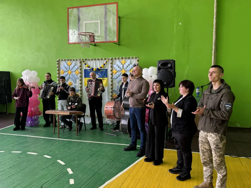 Музичний виступ у спортивному залі школи