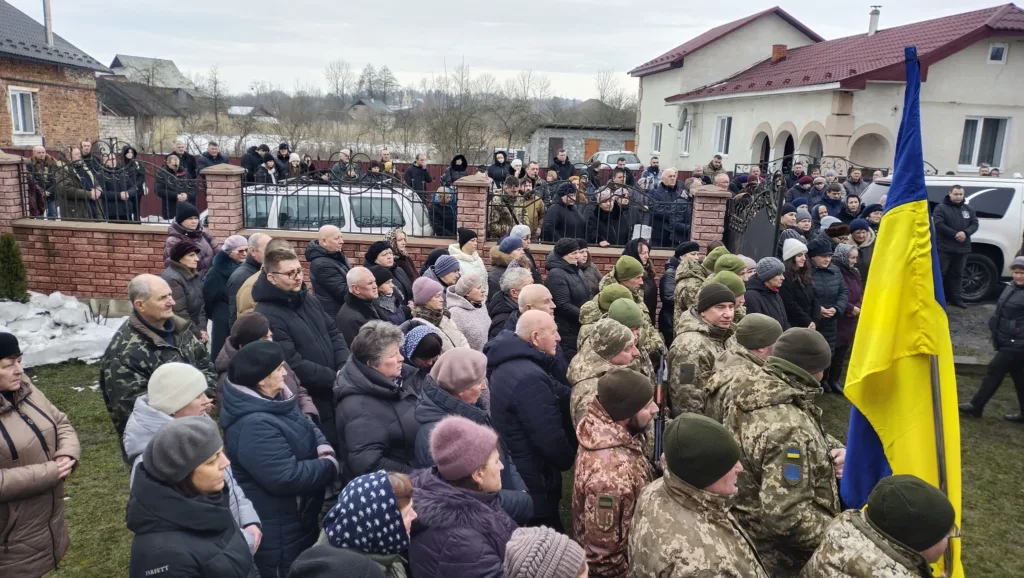 Люди та військові з українським прапором на церемонії
