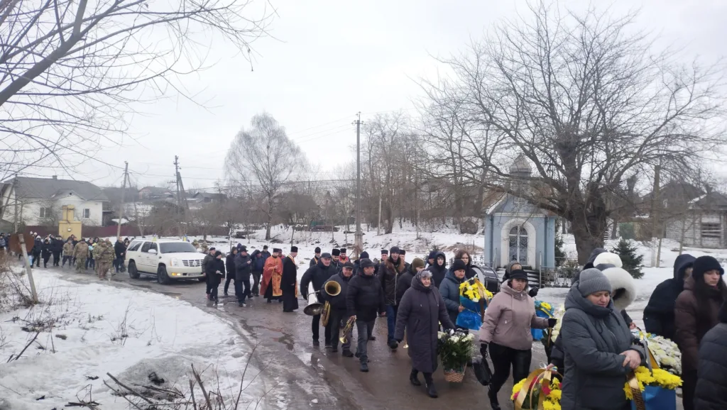 Похоронна процесія в зимовому українському селі