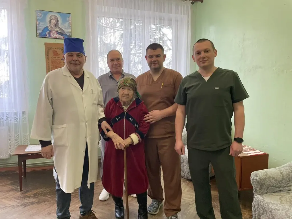 Лікарі з літньою жінкою у медичному закладі