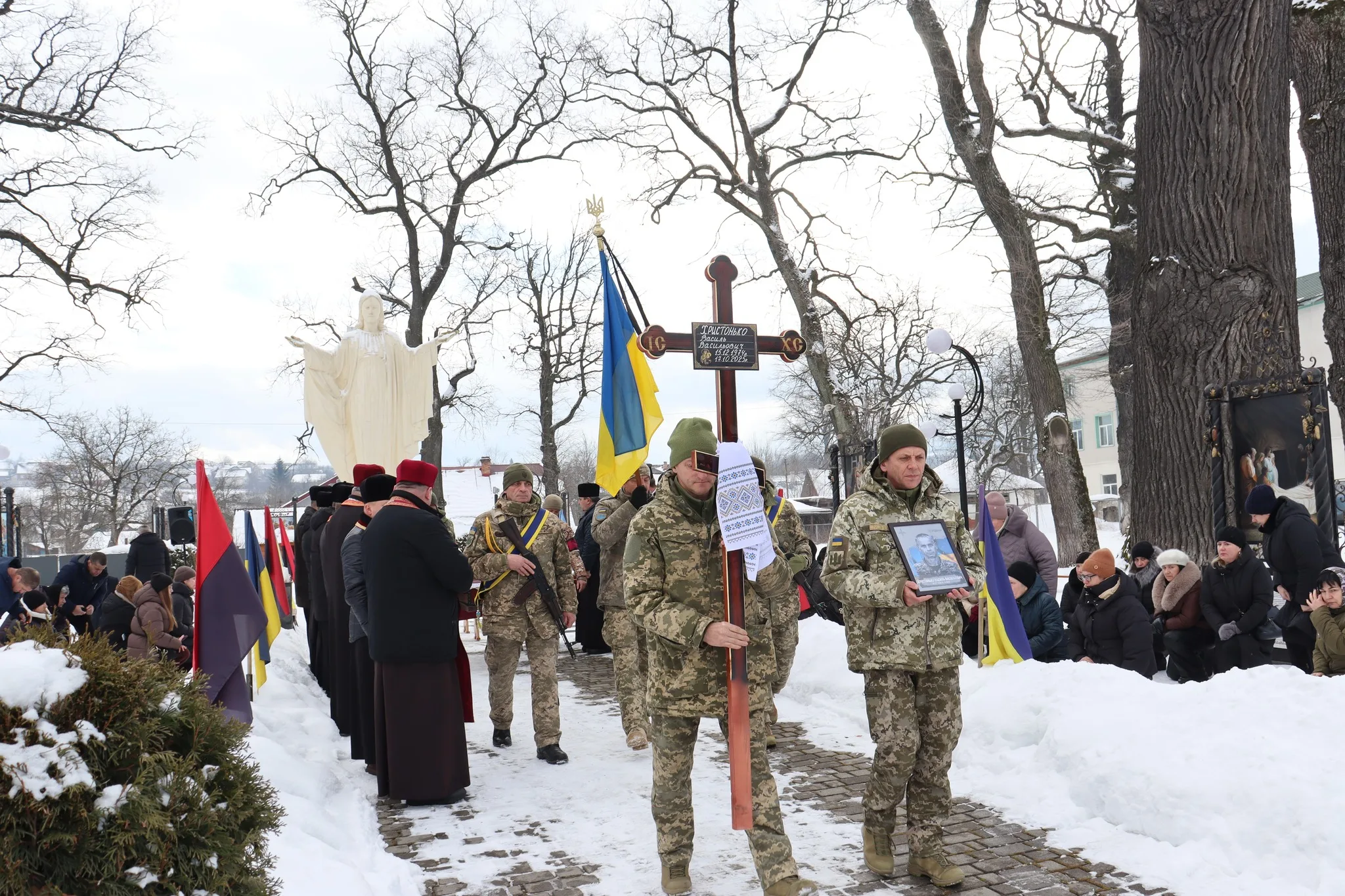 Військовий похорон у зимовому пейзажі України