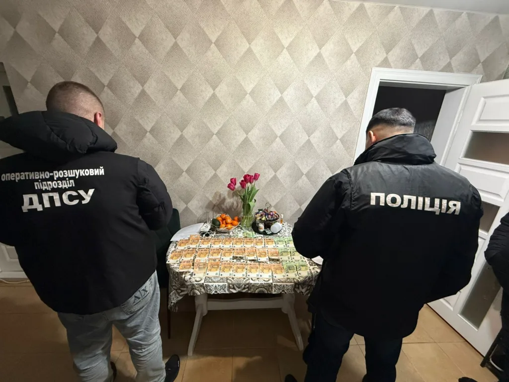 Поліція та ДПСУ оглядають гроші на столі