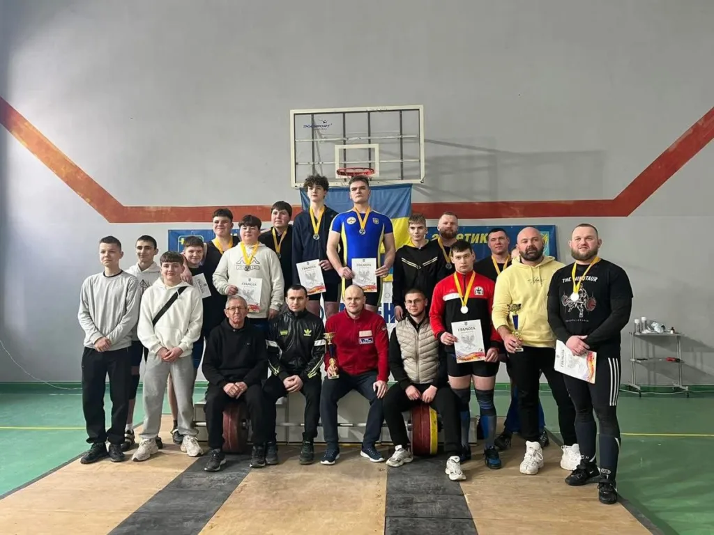 Переможці змагань з важкої атлетики з медалями