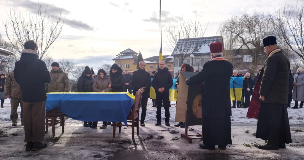 Похорон військового з українським прапором узимку