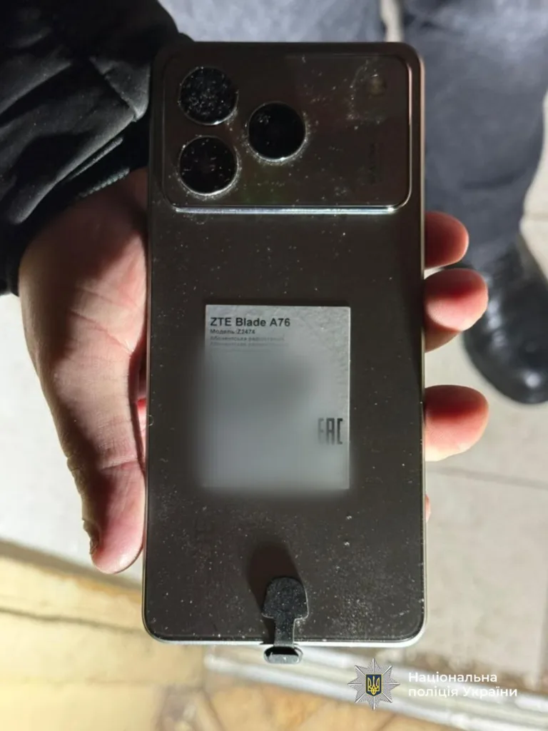 Смартфон ZTE Blade A76 у руці