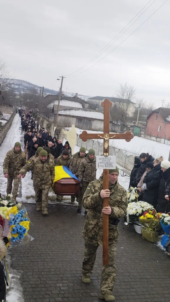 Військовий похорон із прапором України взимку