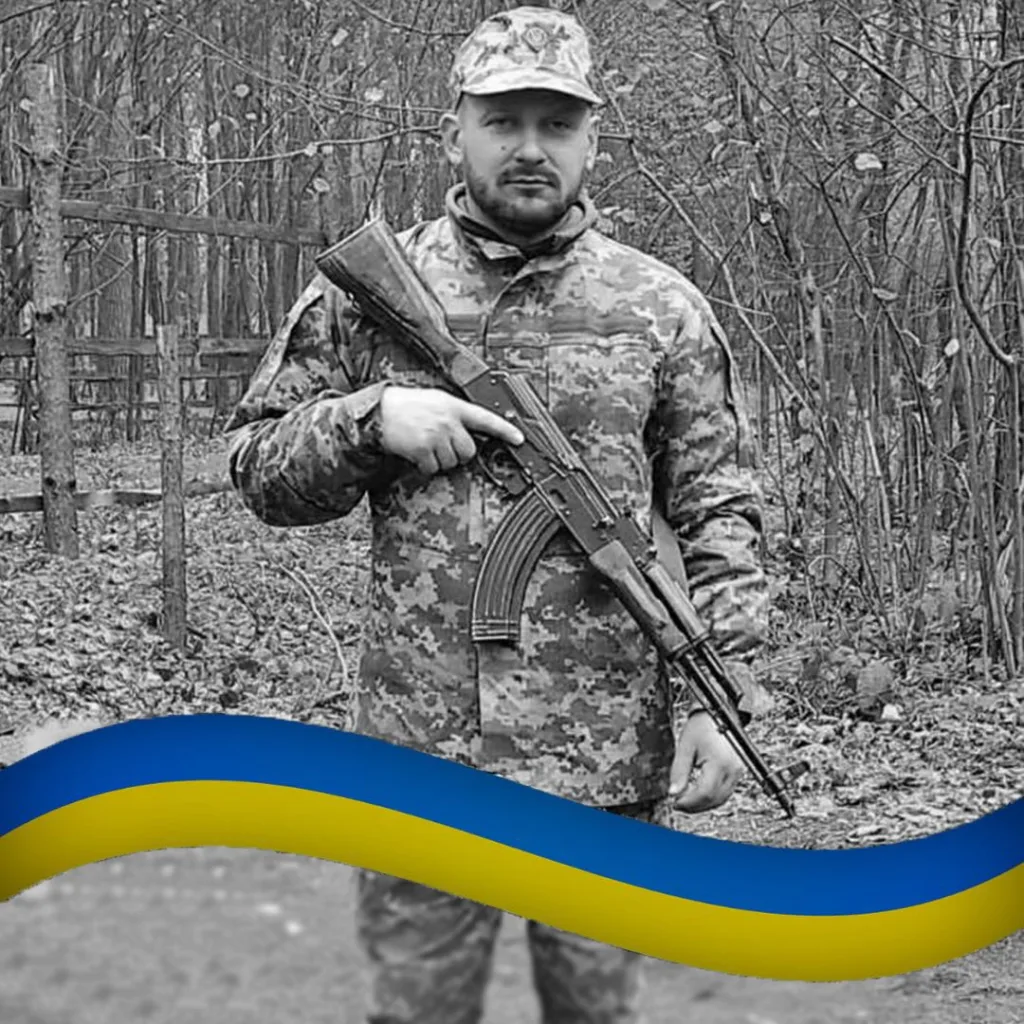 Український солдат у лісі з автоматом