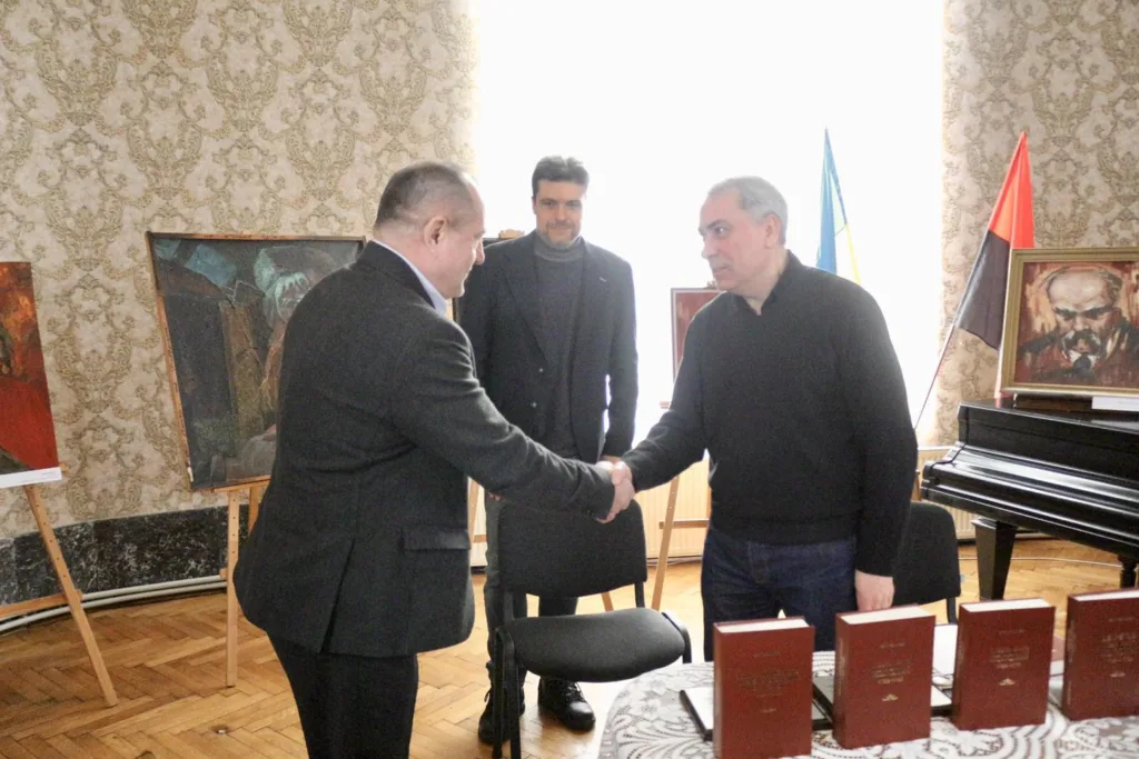 Двоє чоловіків вітаються під час культурного заходу