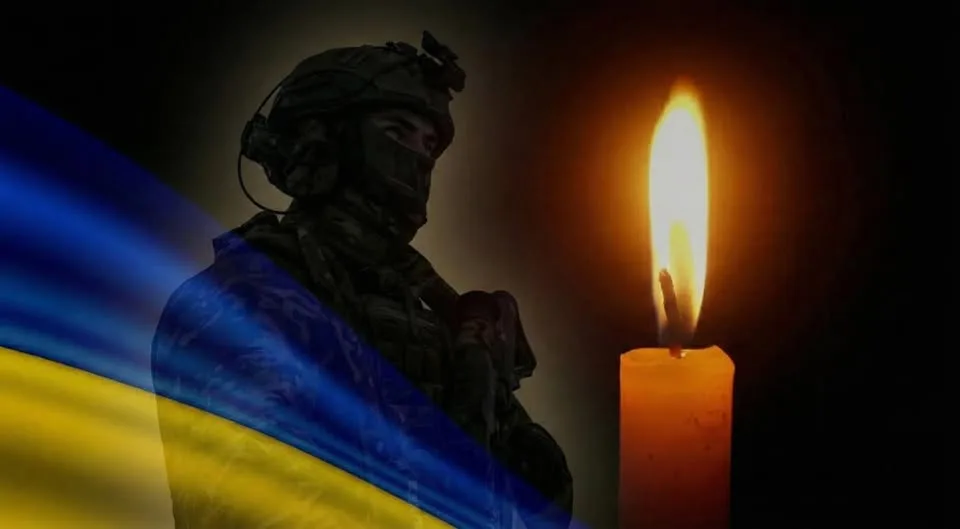 Український військовий і запалена свічка пам’яті