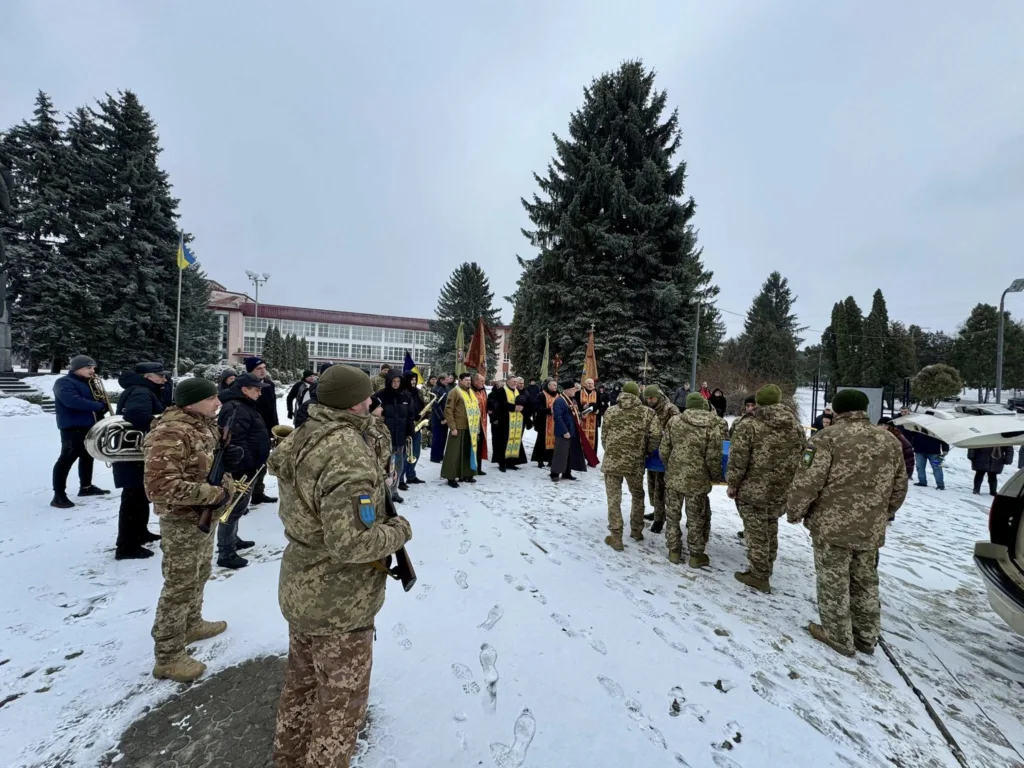 Військові та священники під час церемонії на снігу