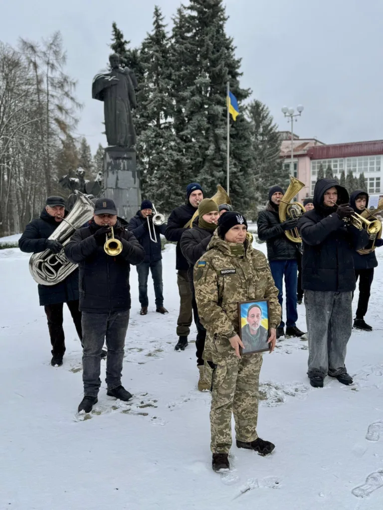 Військовий оркестр на площі з прапором України
