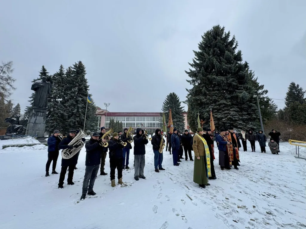 Вуличний оркестр виступає на зимовому мітингу