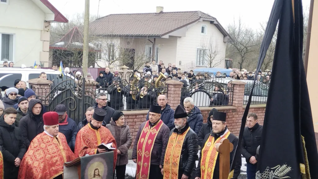 Священики та люди на вуличній церемонії