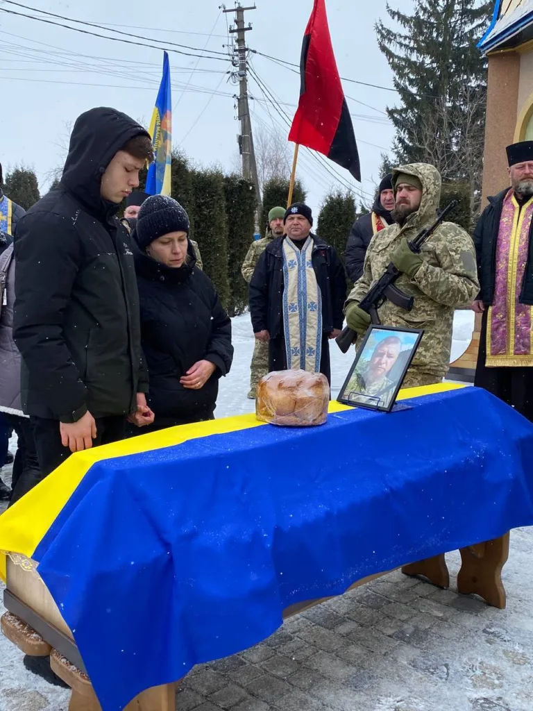 Похорон воїна з українським прапором узимку