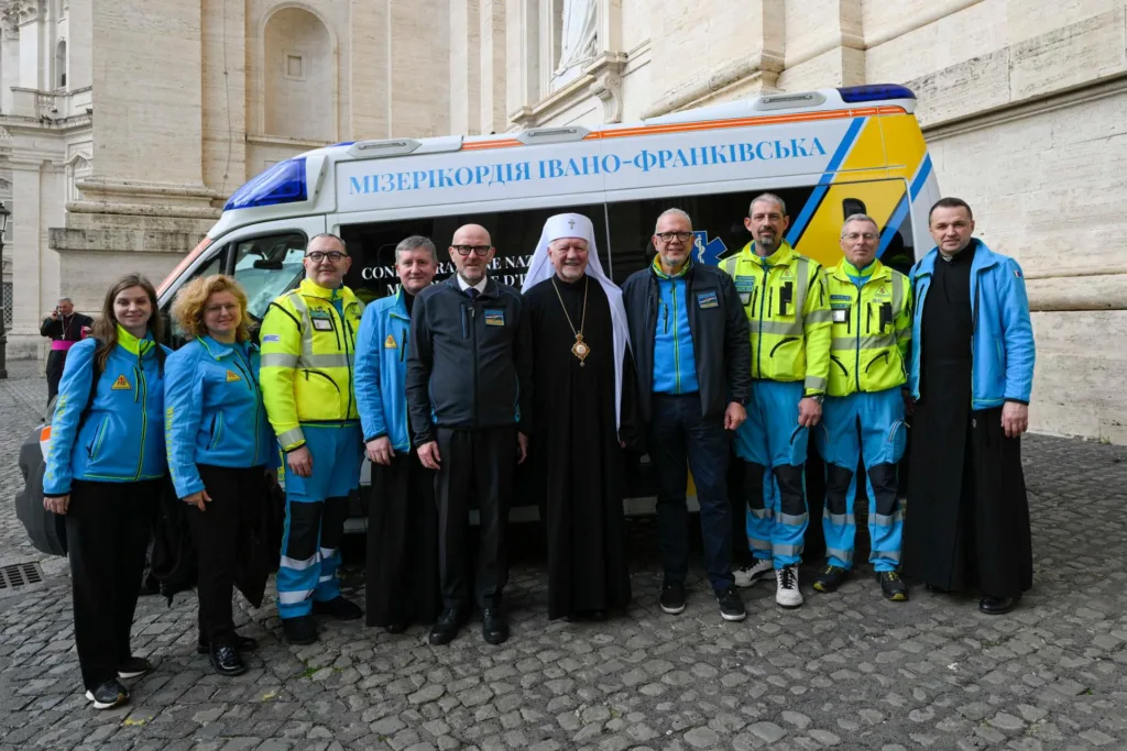 Медики та священники перед швидкою Івано-Франківська