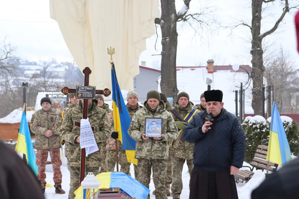 Похорон українського військового із прапорами України
