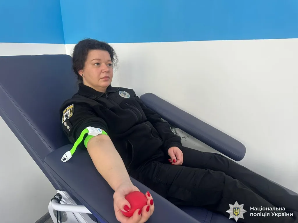 Поліцейська здає кров у лікарні