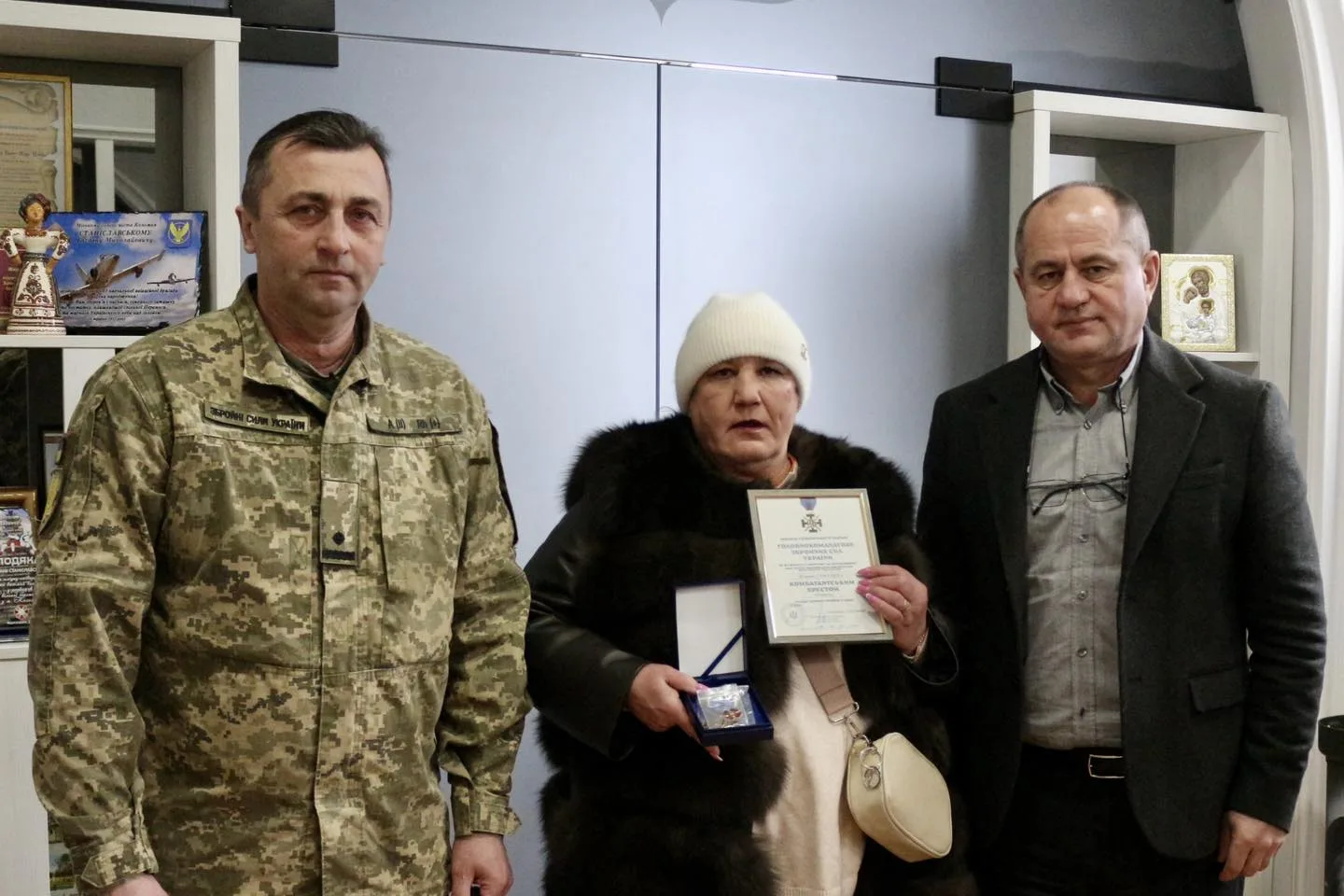 Вручення нагороди матері військовослужбовця в Україні