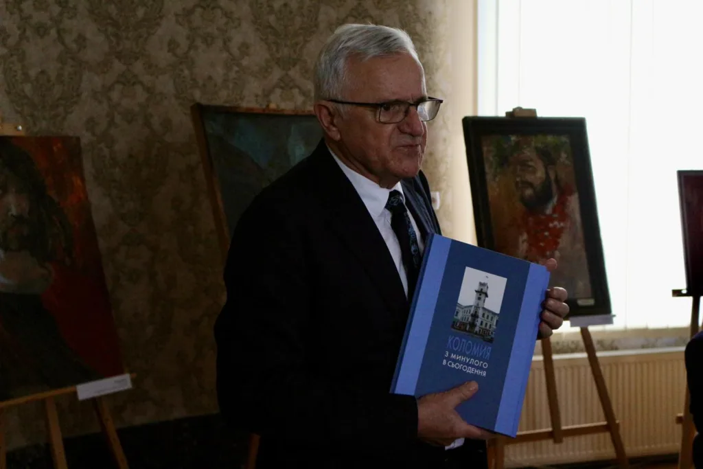 Чоловік презентує книгу про Коломию