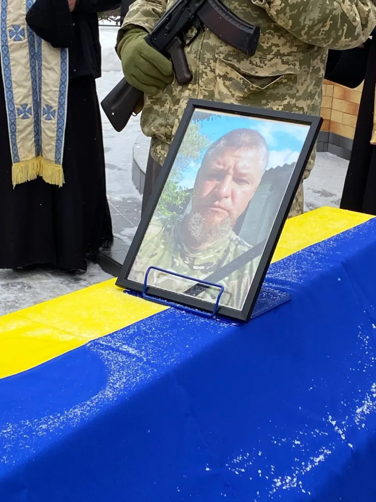 Похорон військового героя з українським прапором