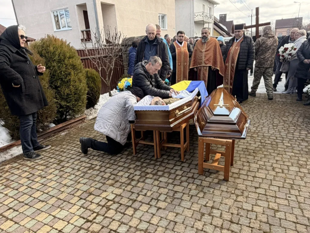 Прощання з полеглим воїном під українським прапором