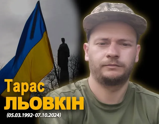 Український військовий на фоні прапора України