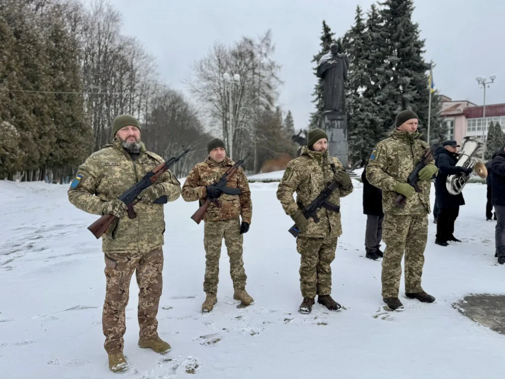 Українські військові стоять на снігу з автоматами