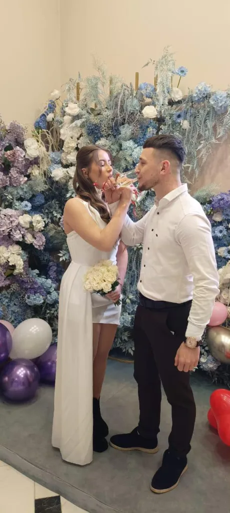 Пара святкує весілля з келихами шампанського