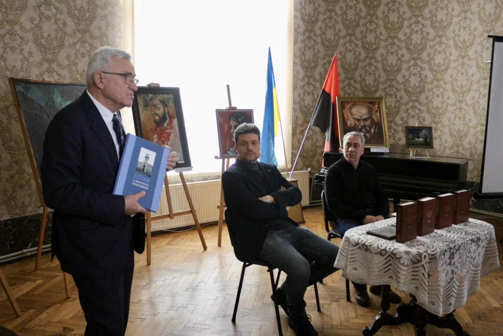 Презентація книг у художній галереї з прапорами