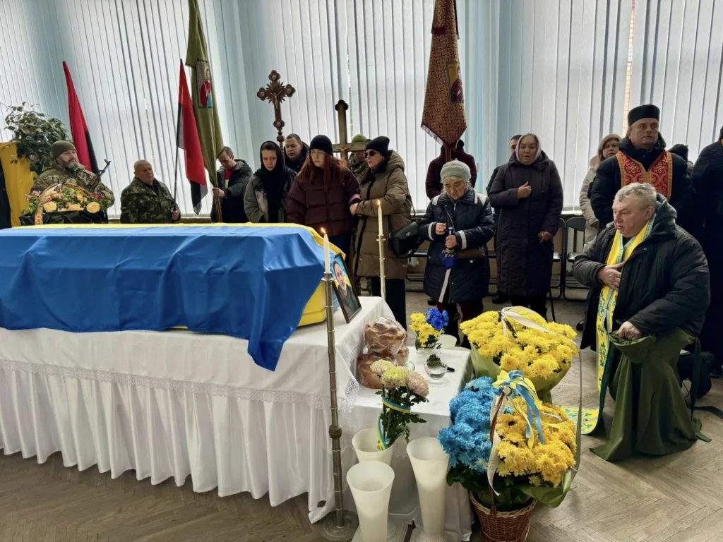 Прощання з полеглим військовим у залі з прапорами