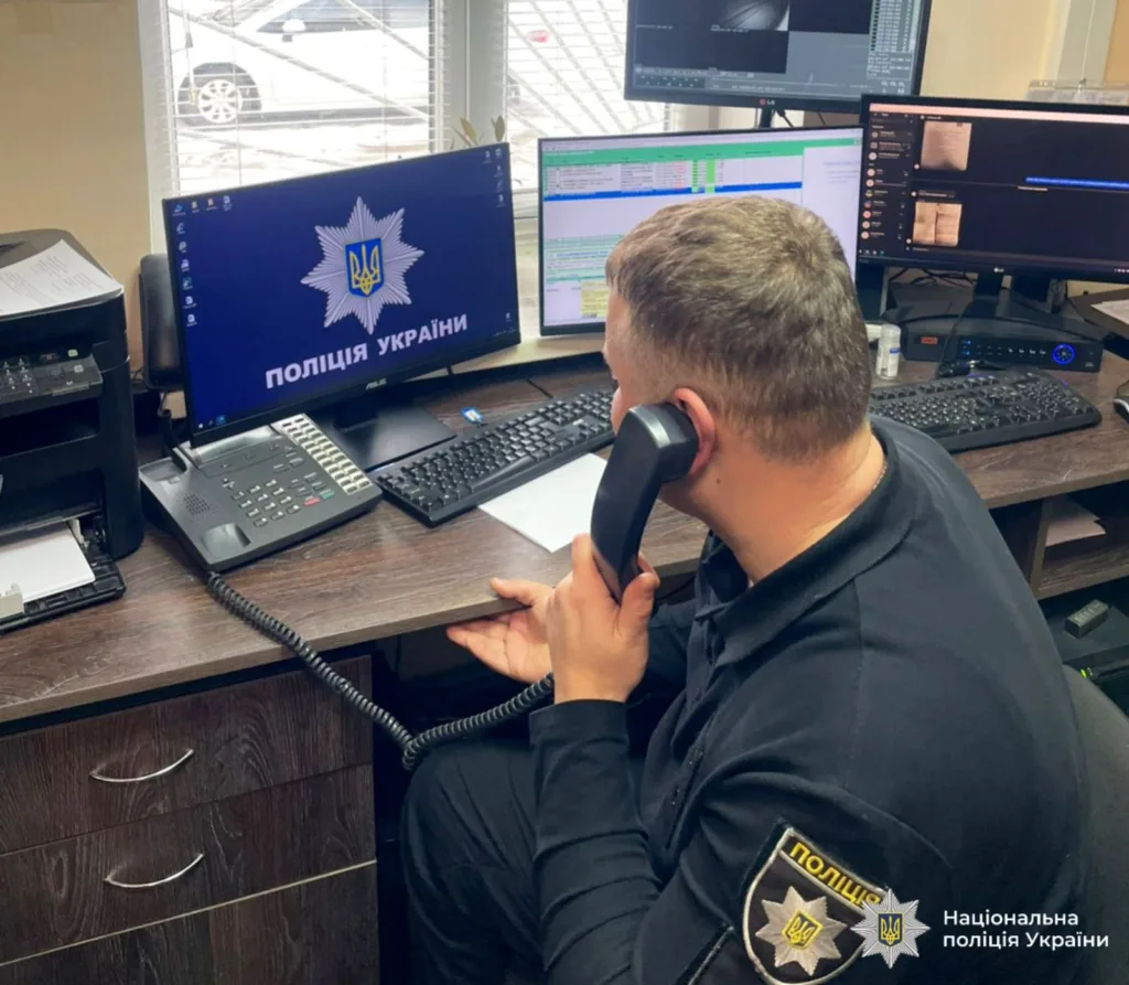 Офіцер поліції України за комп’ютером у відділку
