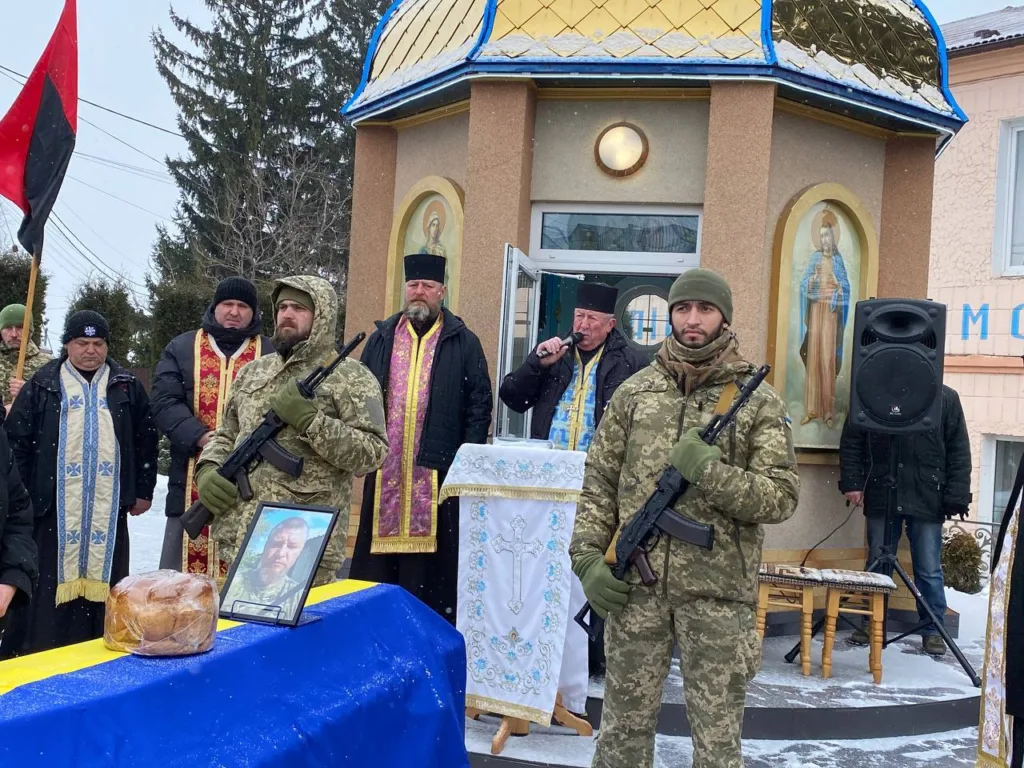 Військова церемонія біля каплиці в Україні