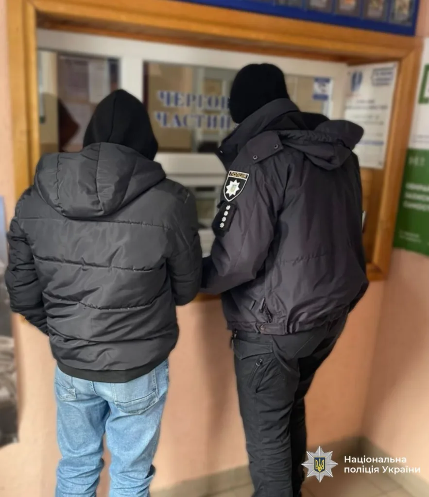 Поліцейський спілкується з людиною у відділку поліції