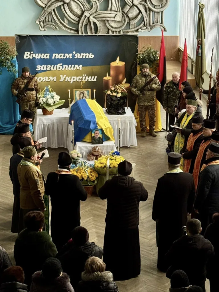 Прощання з полеглим героєм України у залі