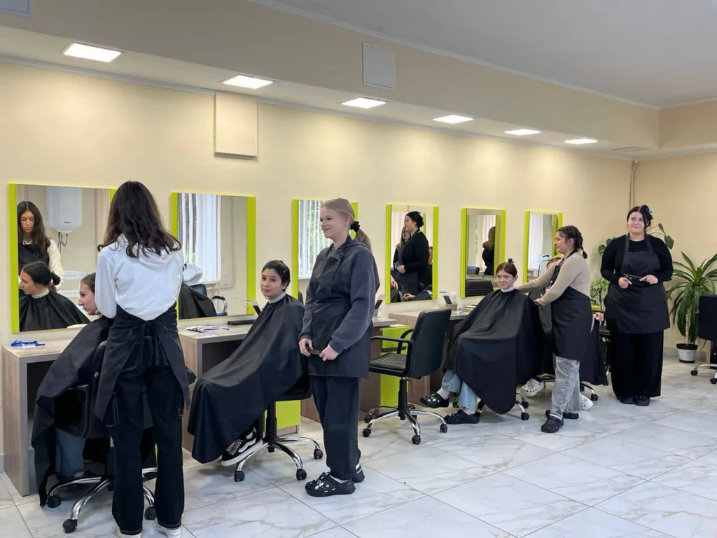 Учні перукарі тренуються у салоні краси