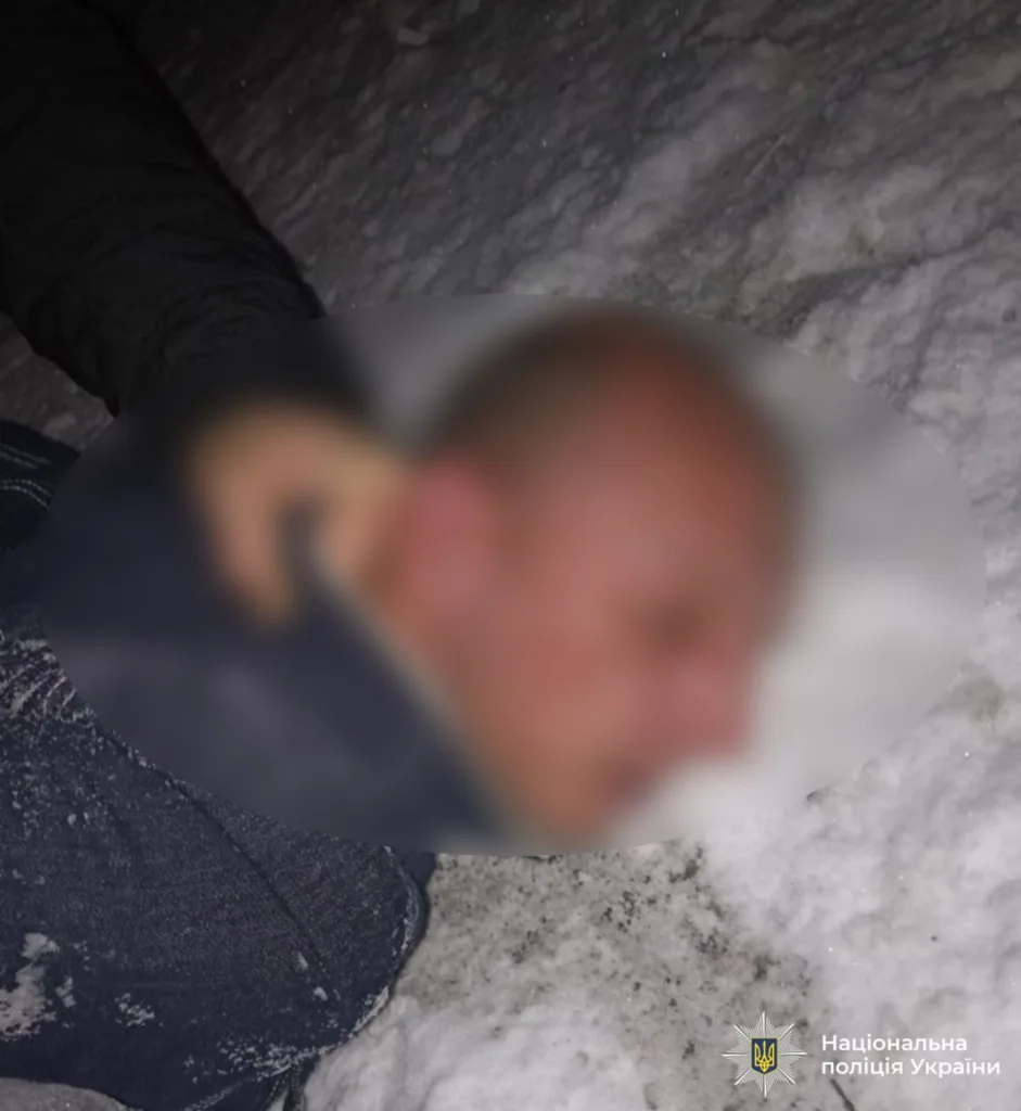 Поліція України: затримання чоловіка на снігу