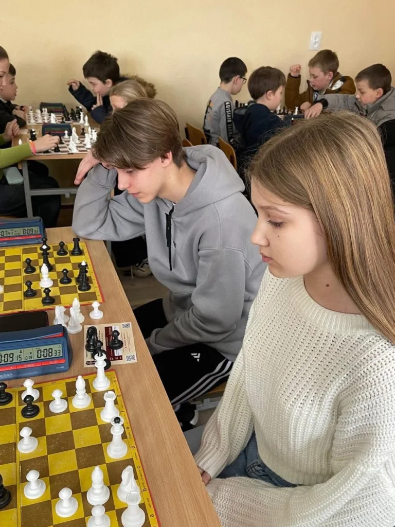 Діти грають у шахи на змаганнях