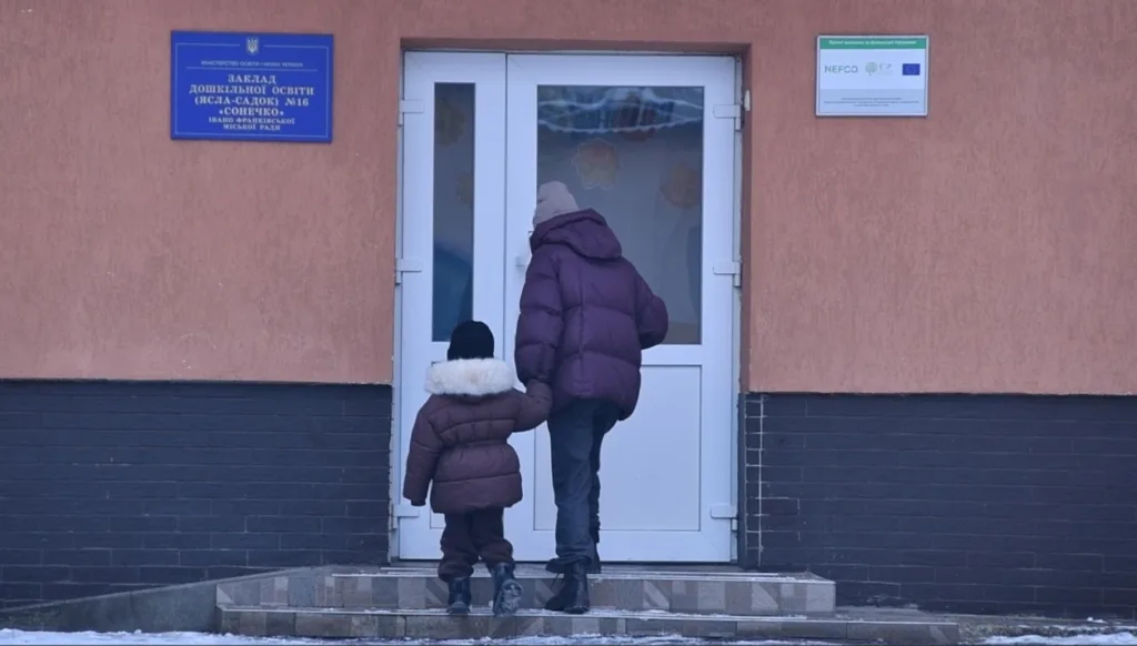 Дорослий і дитина входять до дитячого садка