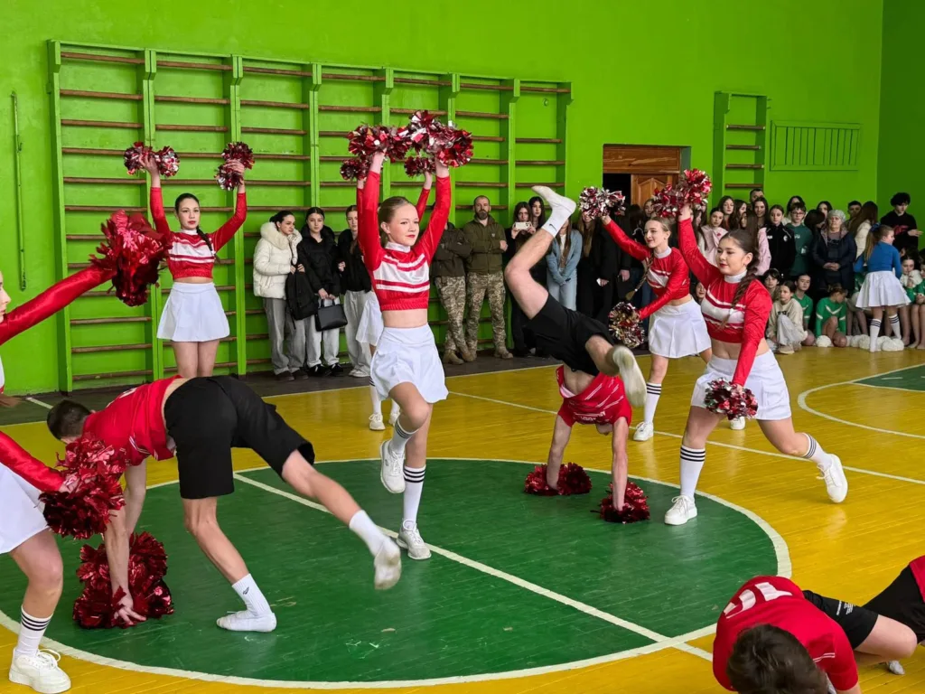 Черлідери виступають у шкільному спортивному залі