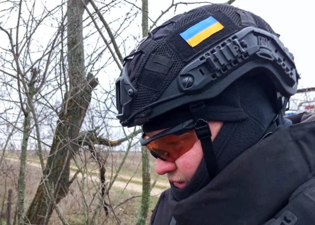 Український військовий у шоломі з прапором України