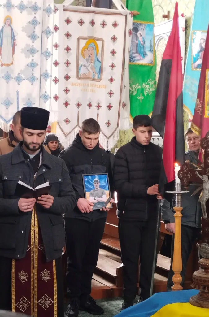 Прощання з полеглим героєм у церкві