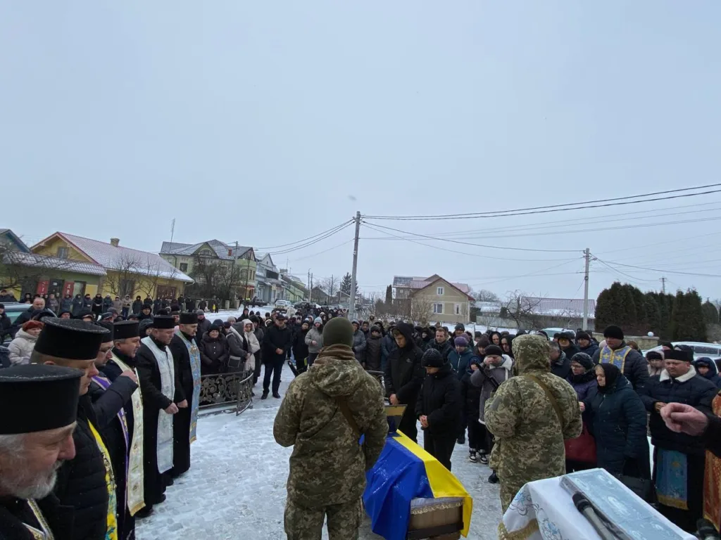 Похоронна церемонія на вулиці взимку в Україні